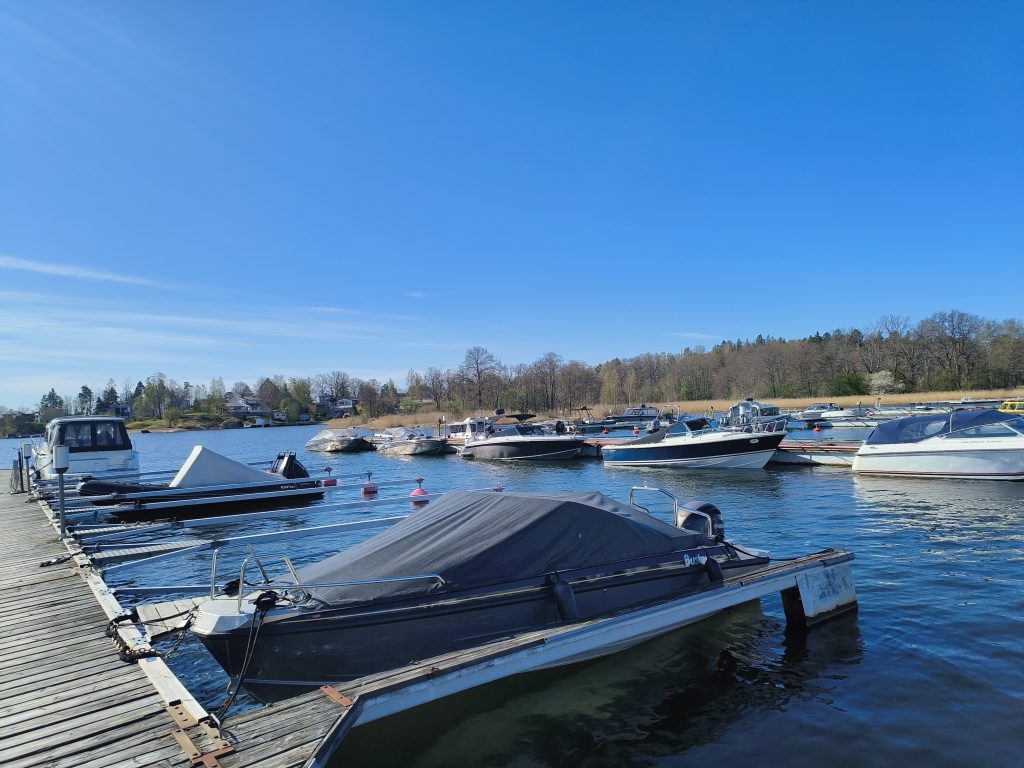Boka båtplats i Åkersberga – skyddad marina med el och vatten nära Stockholm